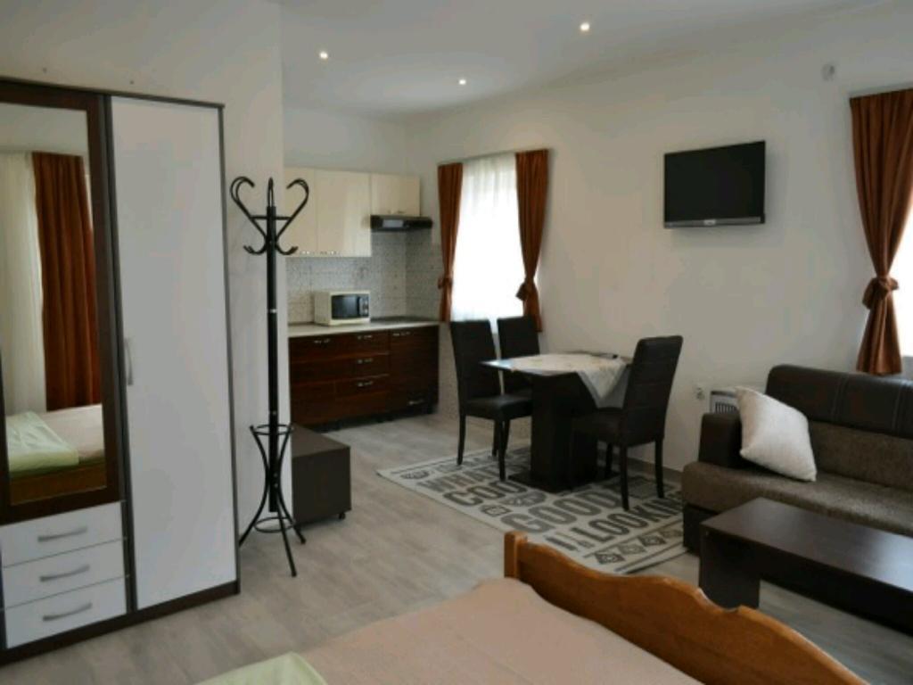 Guest House First Stop Rakovica Eksteriør bilde