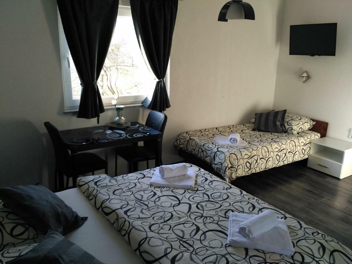 Guest House First Stop Rakovica Eksteriør bilde